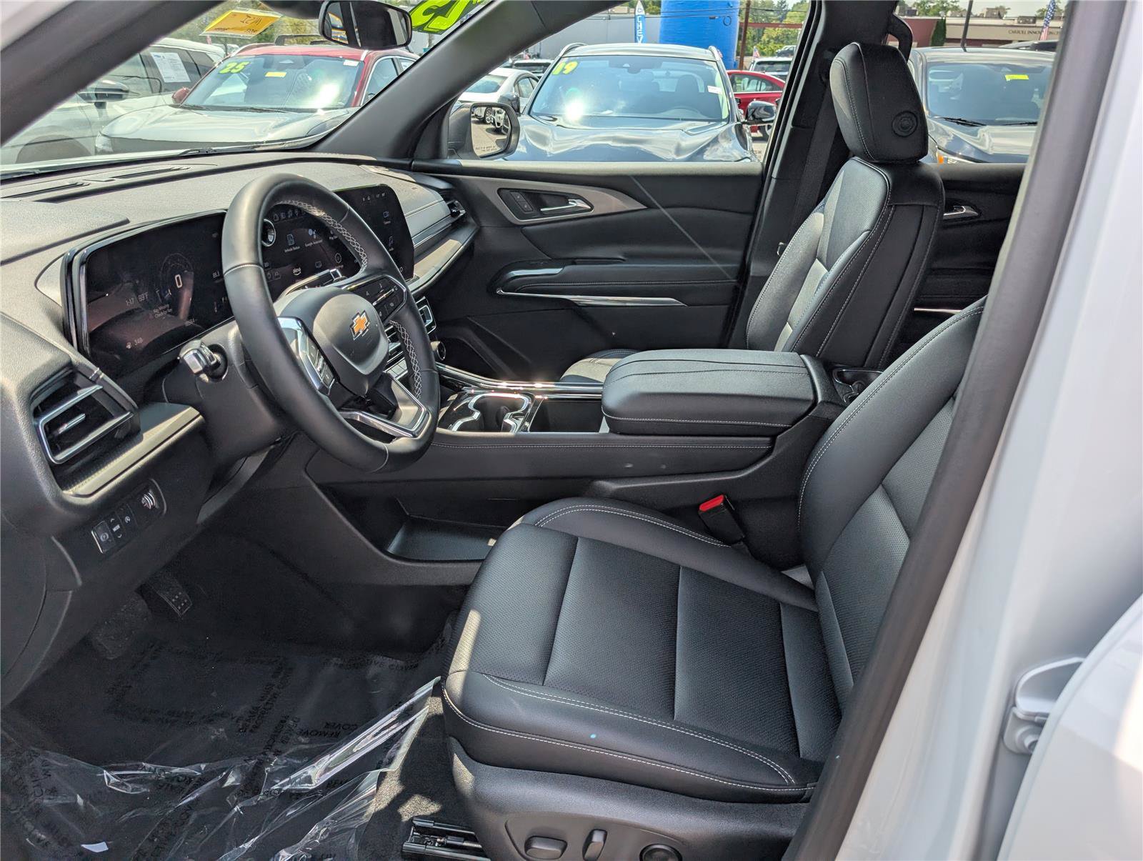 Used 2025 Chevrolet Traverse LT FWD image 16