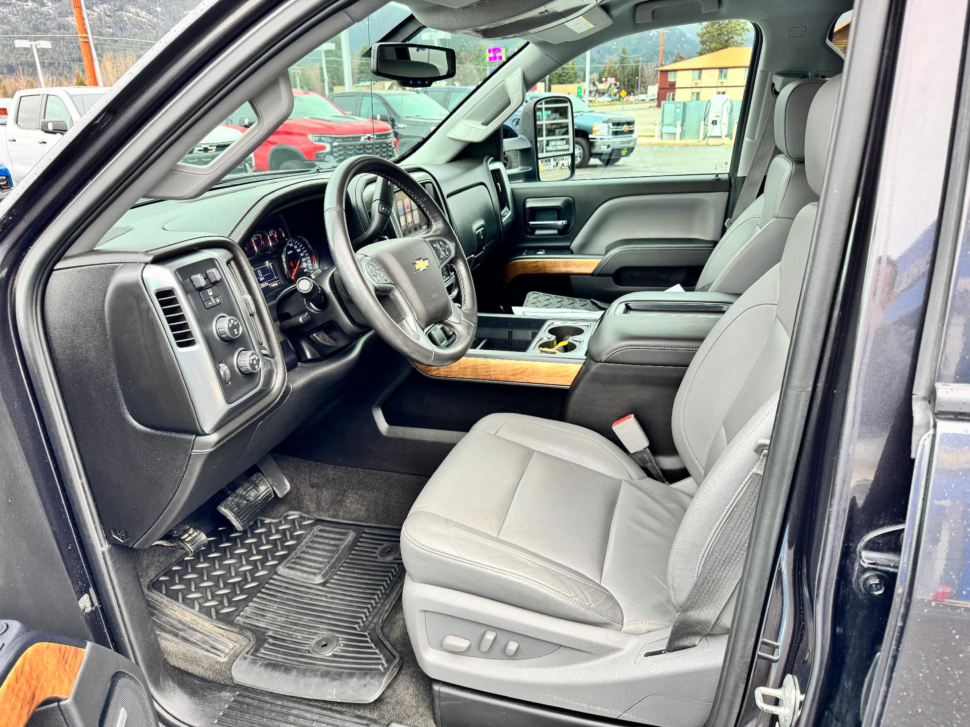 Used 2015 Chevrolet Silverado 2500 LTZ w/ LTZ Plus Package image 10