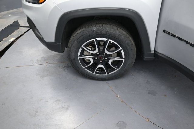 Used 2025 Jeep Compass Trailhawk AWD/4WD image 13