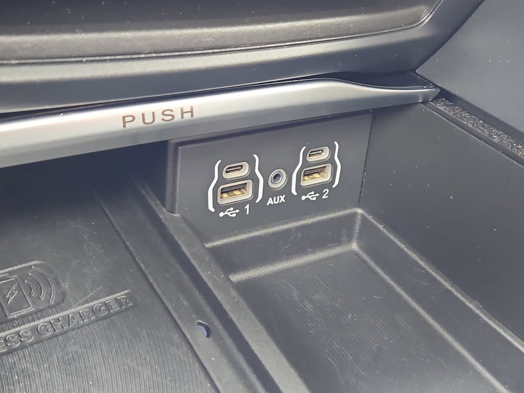 Used 2024 Chrysler Pacifica Premium FWD image 19
