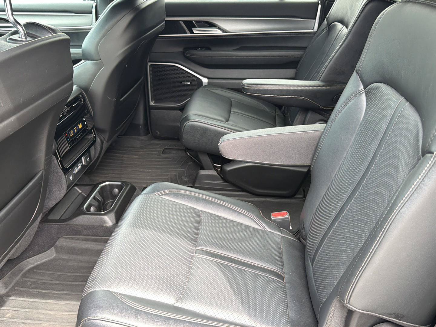 Used 2023 Jeep Wagoneer L Series II AWD/4WD image 24