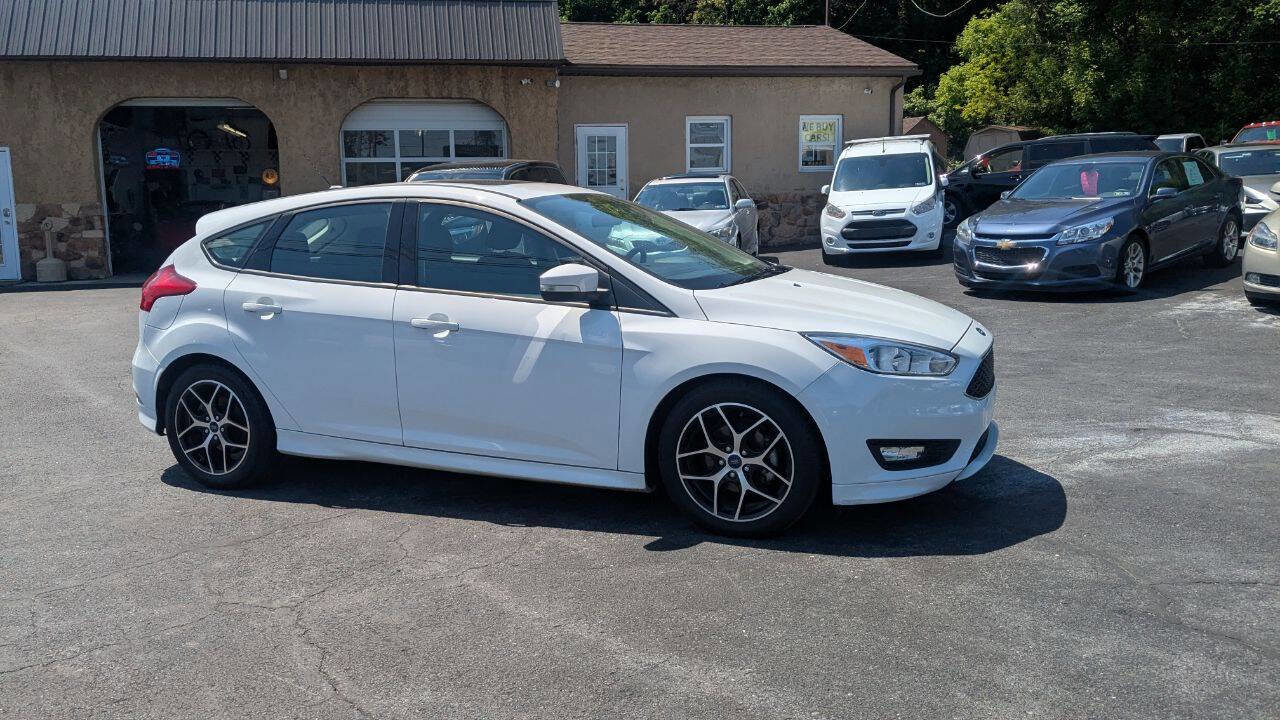 Used 2016 Ford Focus SE w/ SE Sport Package FWD image 4