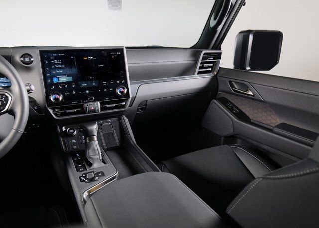 Used 2025 Lexus GX 550 550 Luxury+ w/ Accessory Package (2T) image 17