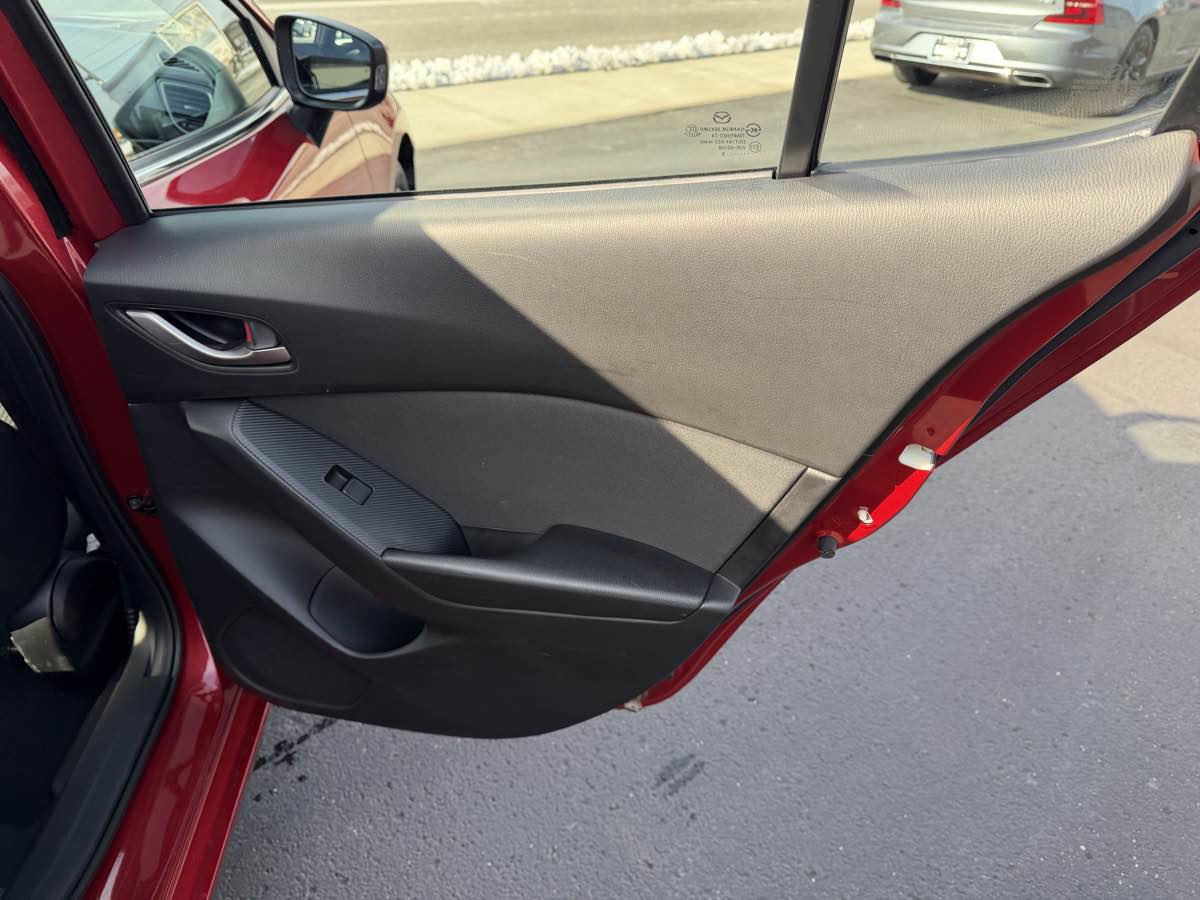 Used 2015 MAZDA MAZDA3 i Touring image 17