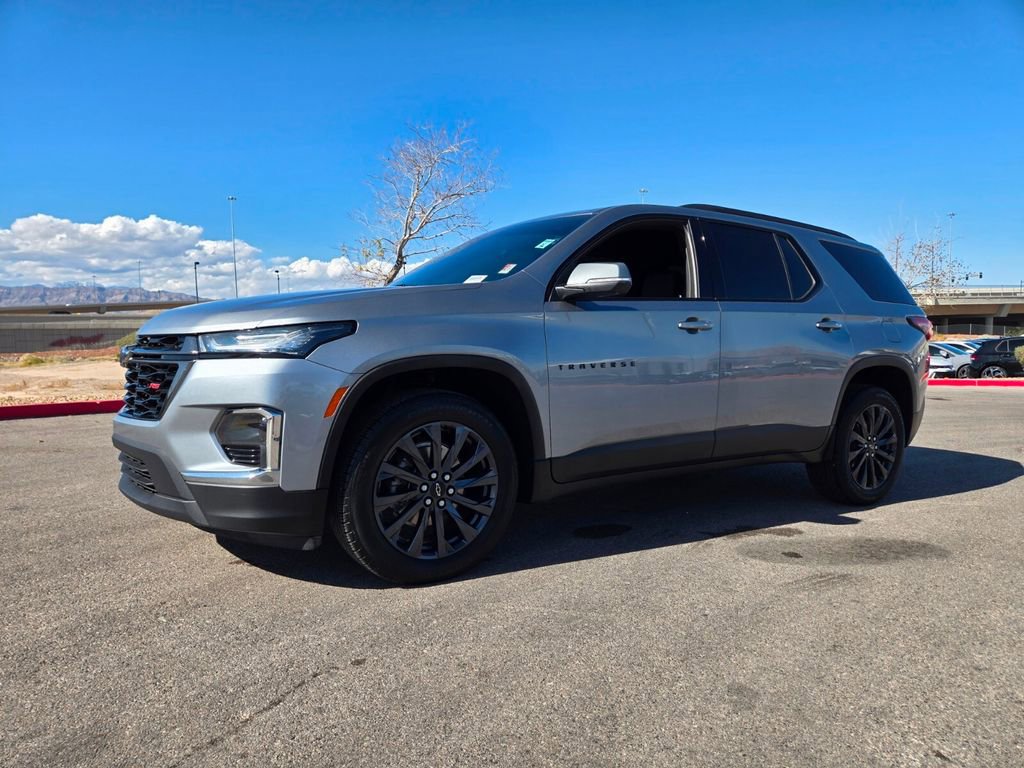 Used 2023 Chevrolet Traverse RS FWD image 2