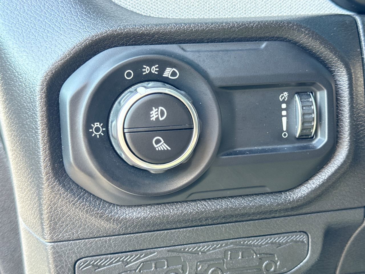 Used 2025 Jeep Gladiator Sport AWD/4WD image 16