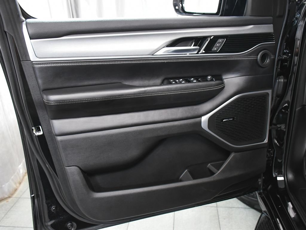 Used 2023 Jeep Wagoneer Series II w/ Convenience Group I AWD/4WD image 9