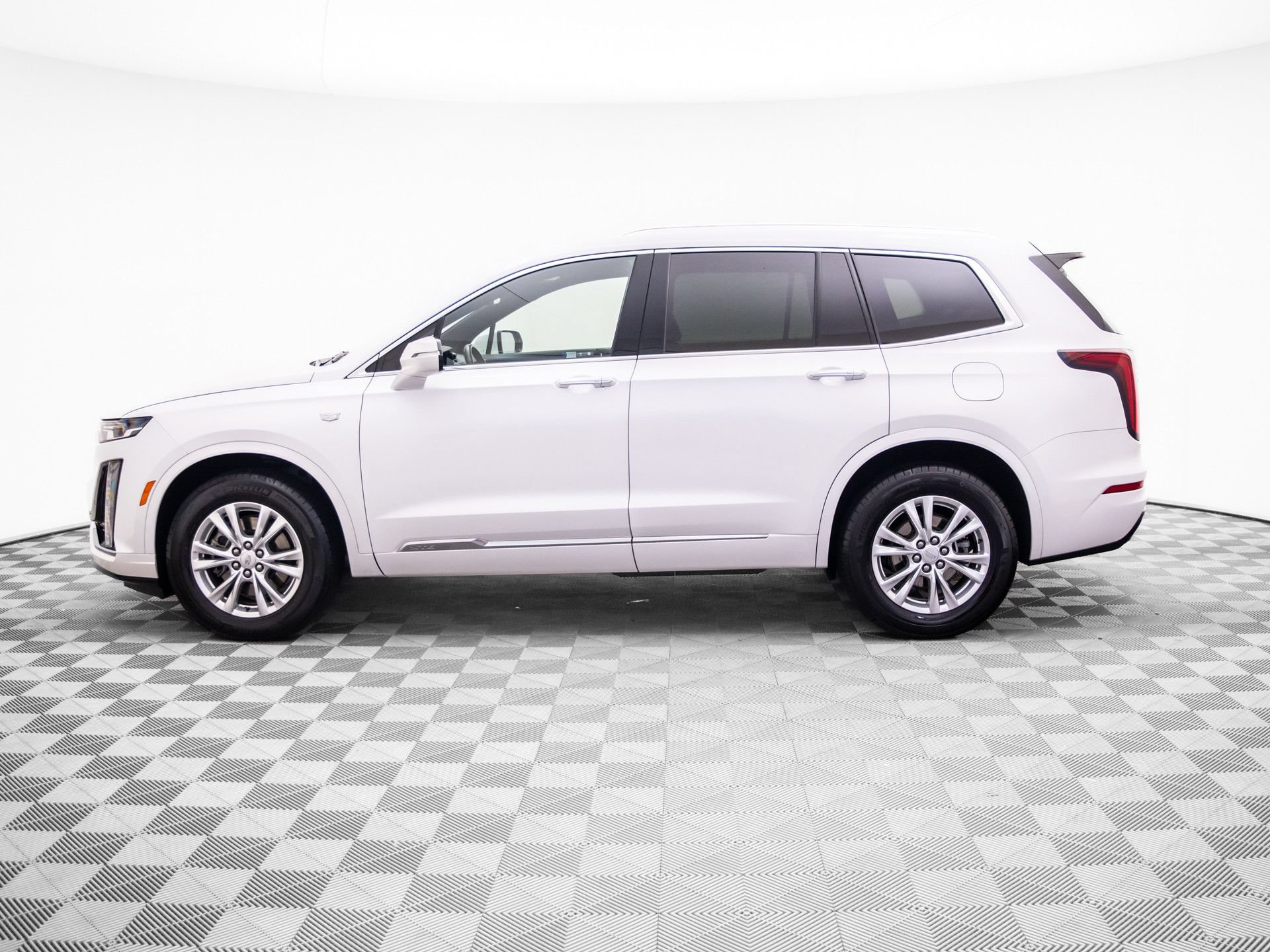 Used 2024 Cadillac XT6 Luxury w/ LPO, Floor Liner Package AWD/4WD image 2