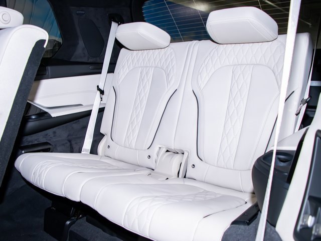 New 2026 BMW X7 M60i image 23