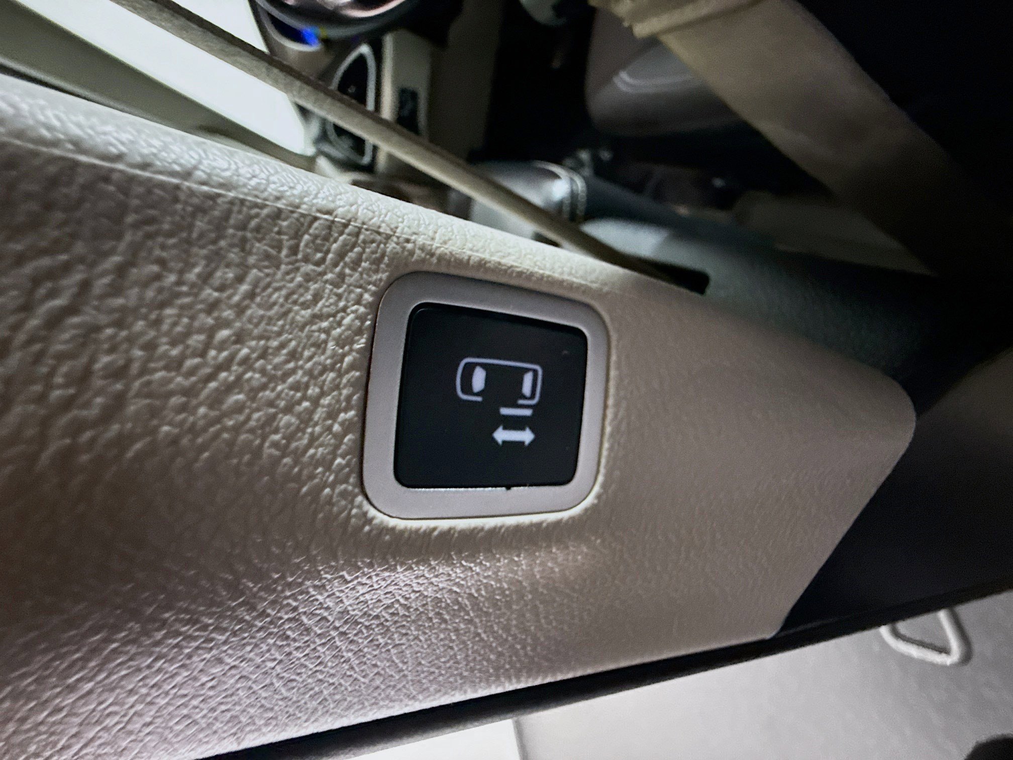 Used 2022 Chrysler Voyager LX FWD image 42