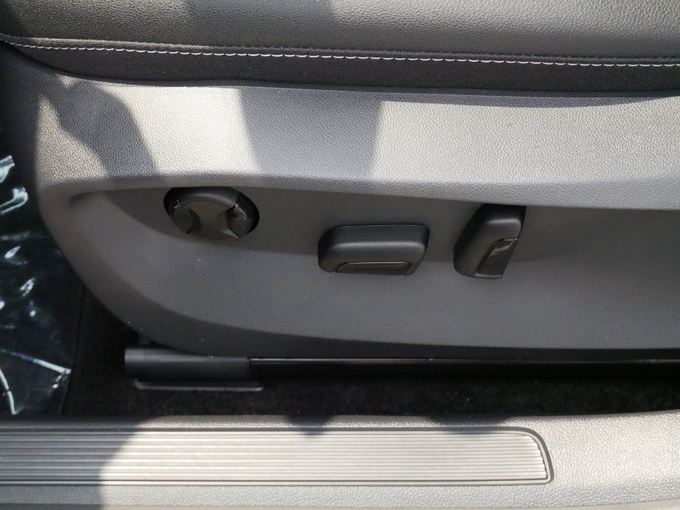 Certified 2025 Volkswagen Taos SE AWD/4WD image 20