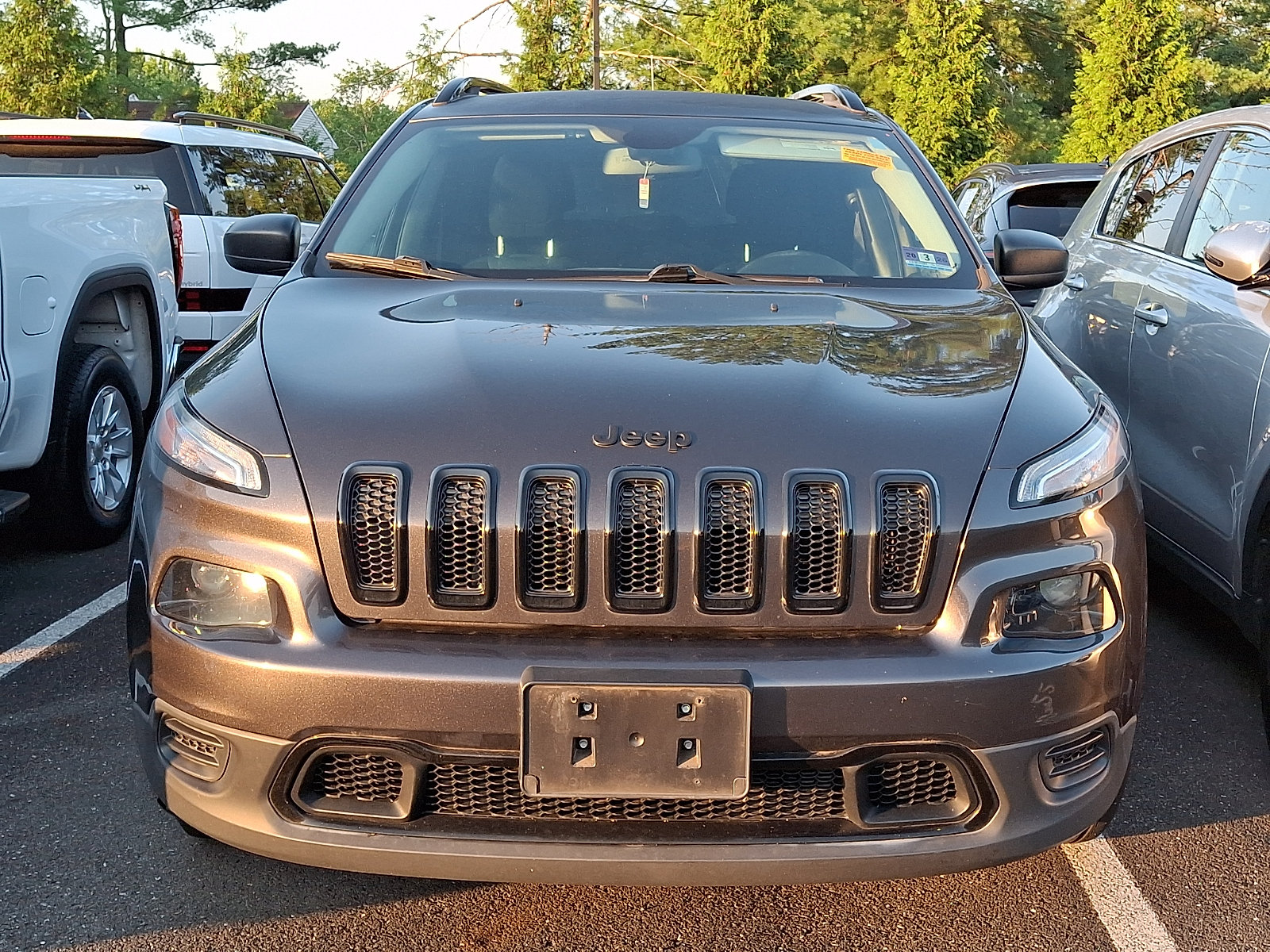 Used 2017 Jeep Cherokee Sport FWD image 3