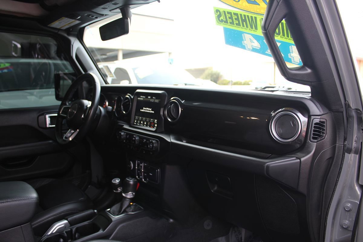 Used 2020 Jeep Wrangler Unlimited Sahara image 20