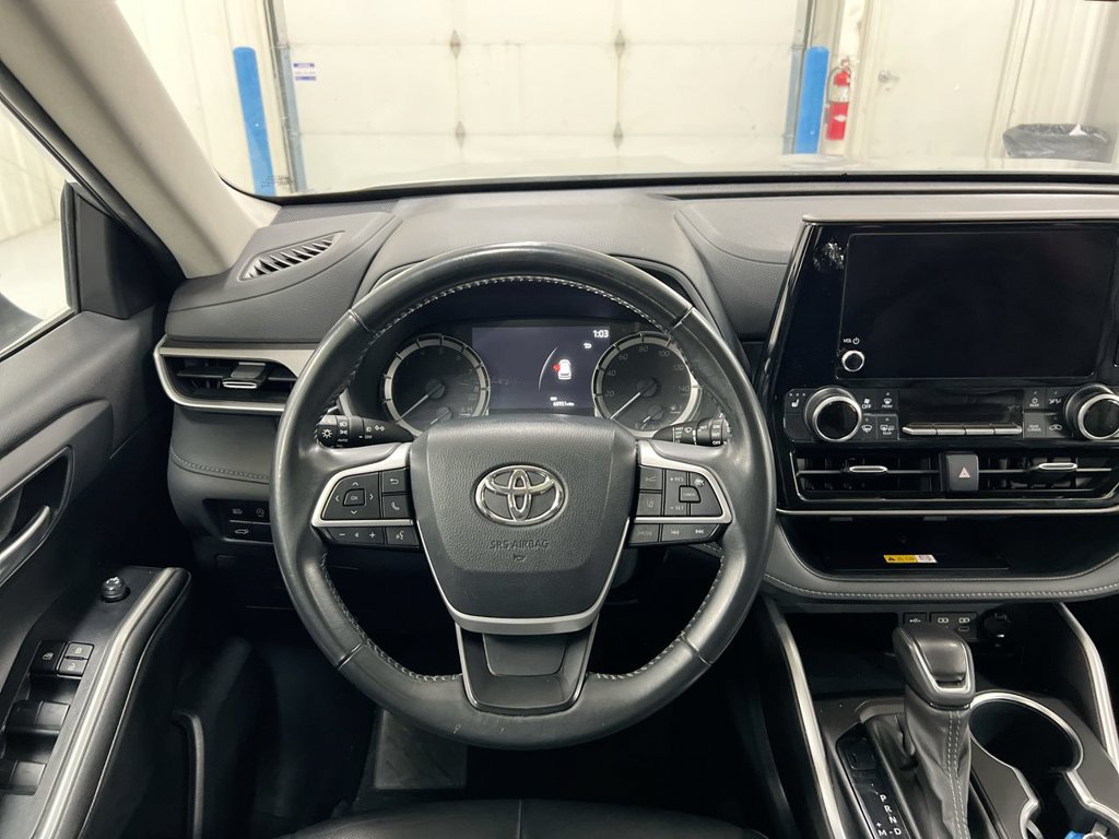 Used 2024 Toyota Highlander XLE FWD image 11