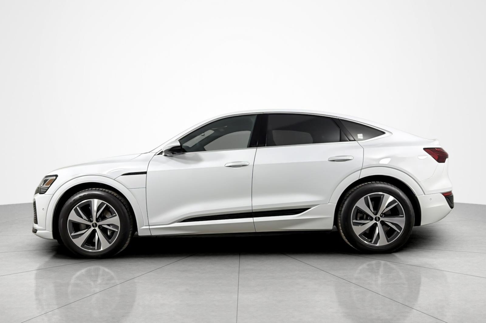 Used 2024 Audi Q8 e-tron Premium Plus AWD/4WD image 2