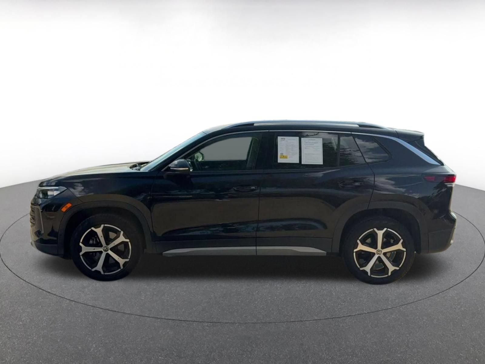 Used 2026 Volkswagen Tiguan SE AWD/4WD image 8