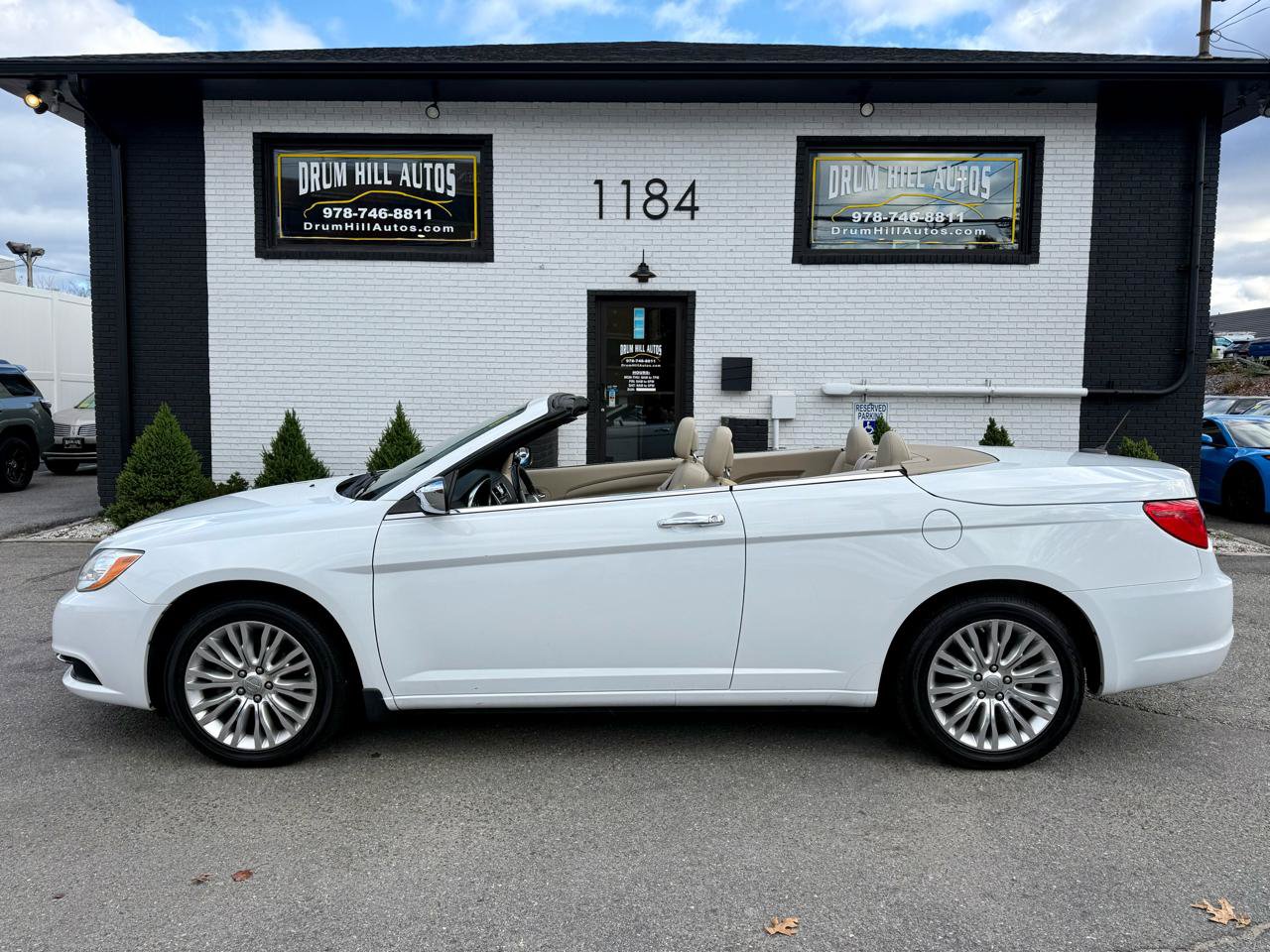 Used 2011 Chrysler 200 Limited FWD image 4