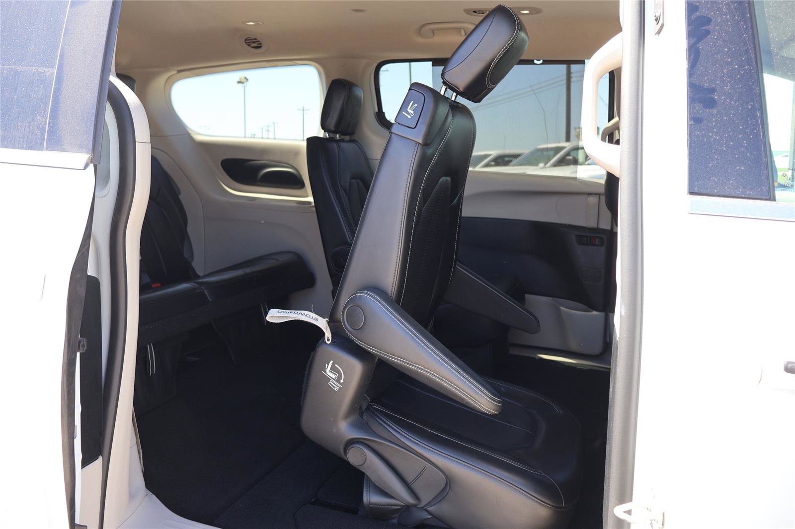 Used 2023 Chrysler Pacifica Touring-L image 33