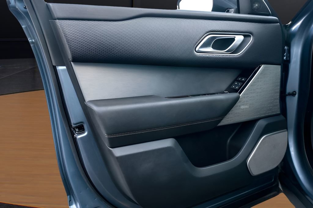 Used 2022 Land Rover Range Rover Velar R-Dynamic S image 31