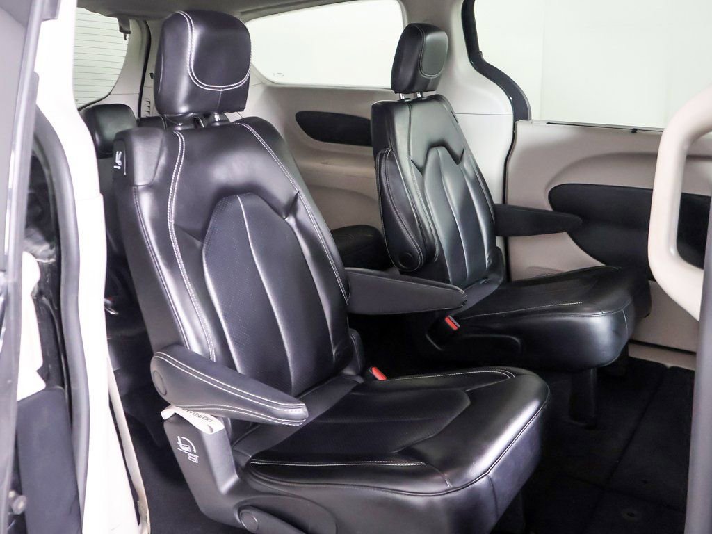 Used 2023 Chrysler Pacifica Touring-L image 30