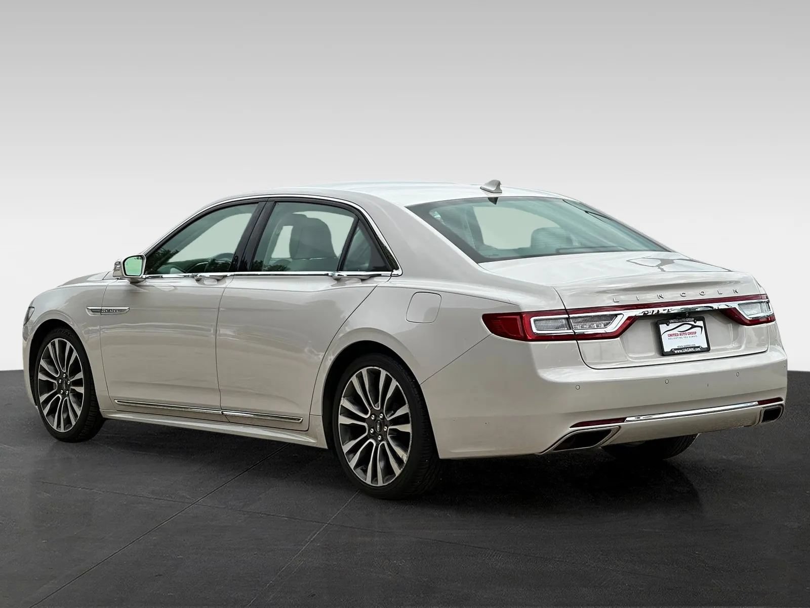 Used 2019 Lincoln Continental Select w/ Continental Climate Package FWD image 5