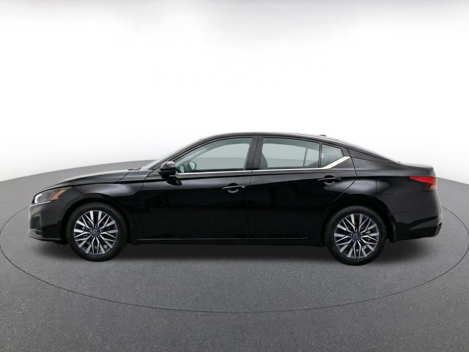 Used 2025 Nissan Altima 2.5 SV FWD image 4