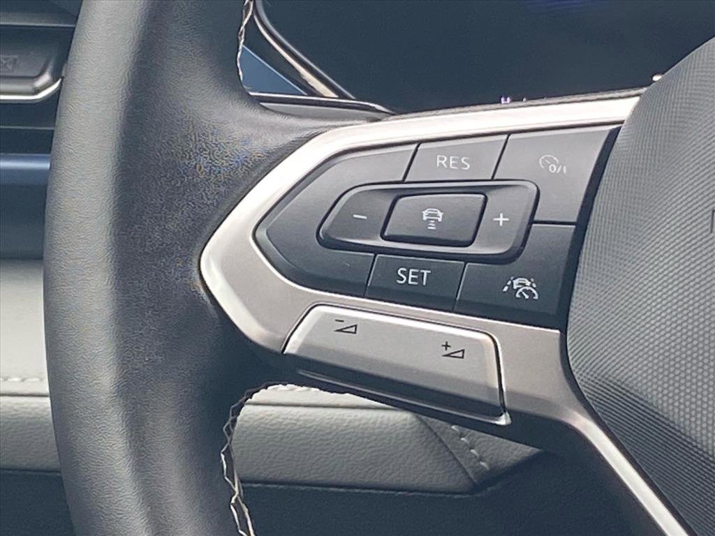 Certified 2024 Volkswagen Taos SE image 3