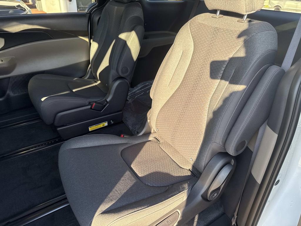 New 2026 Kia Carnival LX image 7
