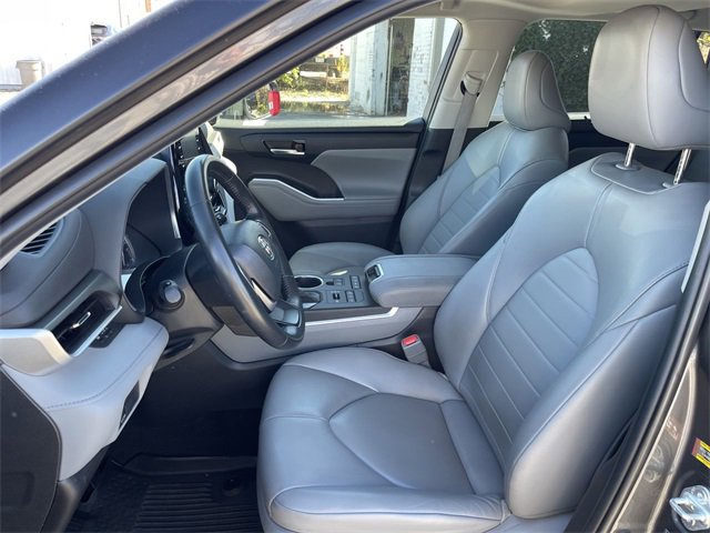 Used 2022 Toyota Highlander XLE image 11