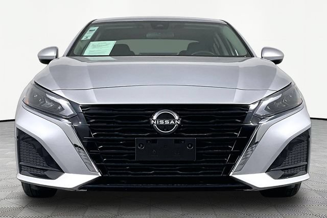 Used 2023 Nissan Altima 2.5 SV w/ SV Premium Package FWD image 2