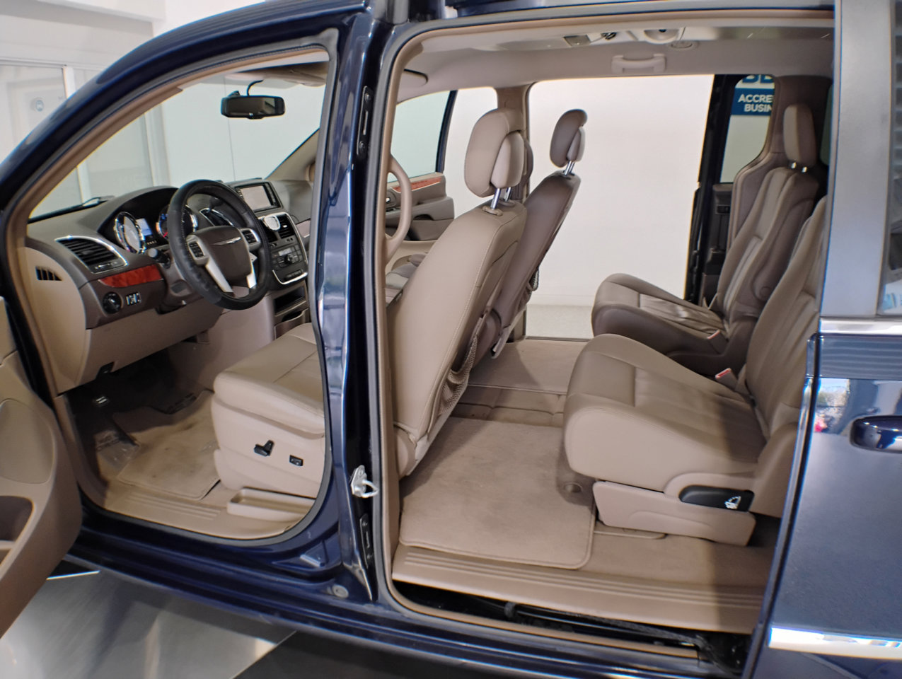 Used 2016 Chrysler Town & Country Touring image 6