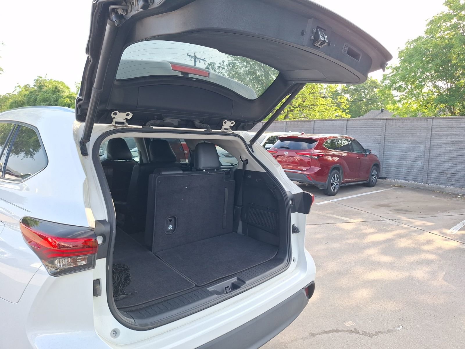 Used 2020 Toyota Highlander XLE FWD image 36