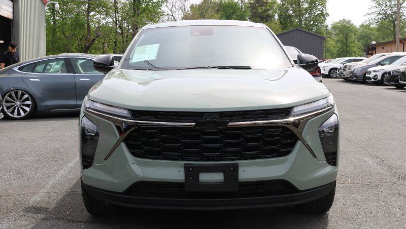Used 2024 Chevrolet Trax RS FWD image 2