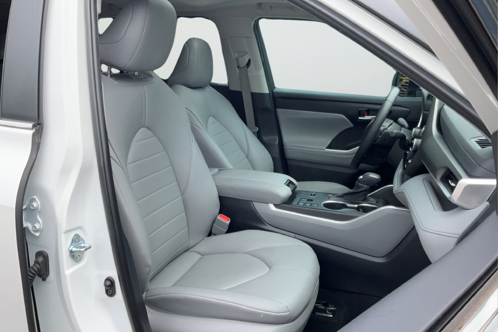 Used 2024 Toyota Highlander XLE FWD image 19