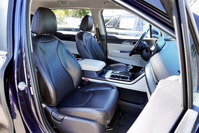 Used 2024 Kia Carnival LX FWD image 12