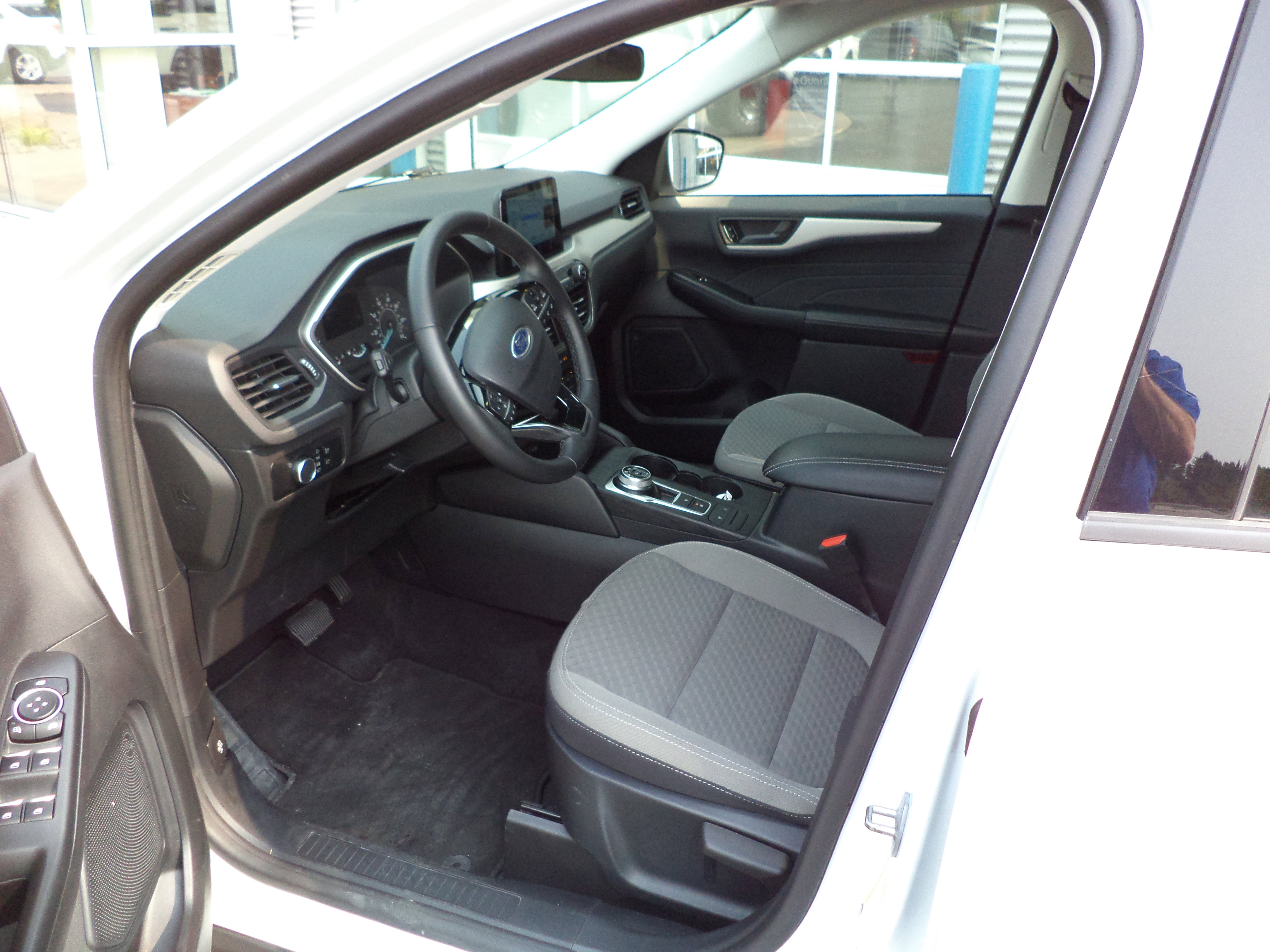 Used 2022 Ford Escape SE w/ Cold Weather Package image 2