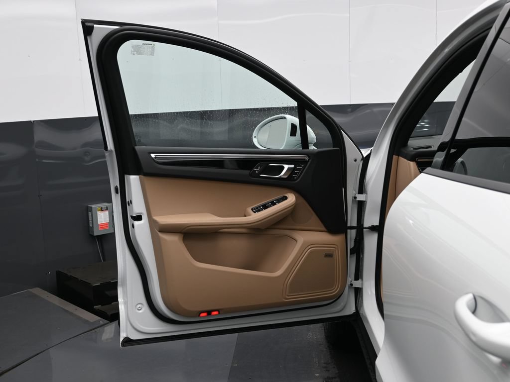 Certified 2026 Porsche Macan AWD/4WD image 8