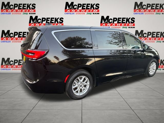 Used 2024 Chrysler Pacifica Touring-L FWD image 5