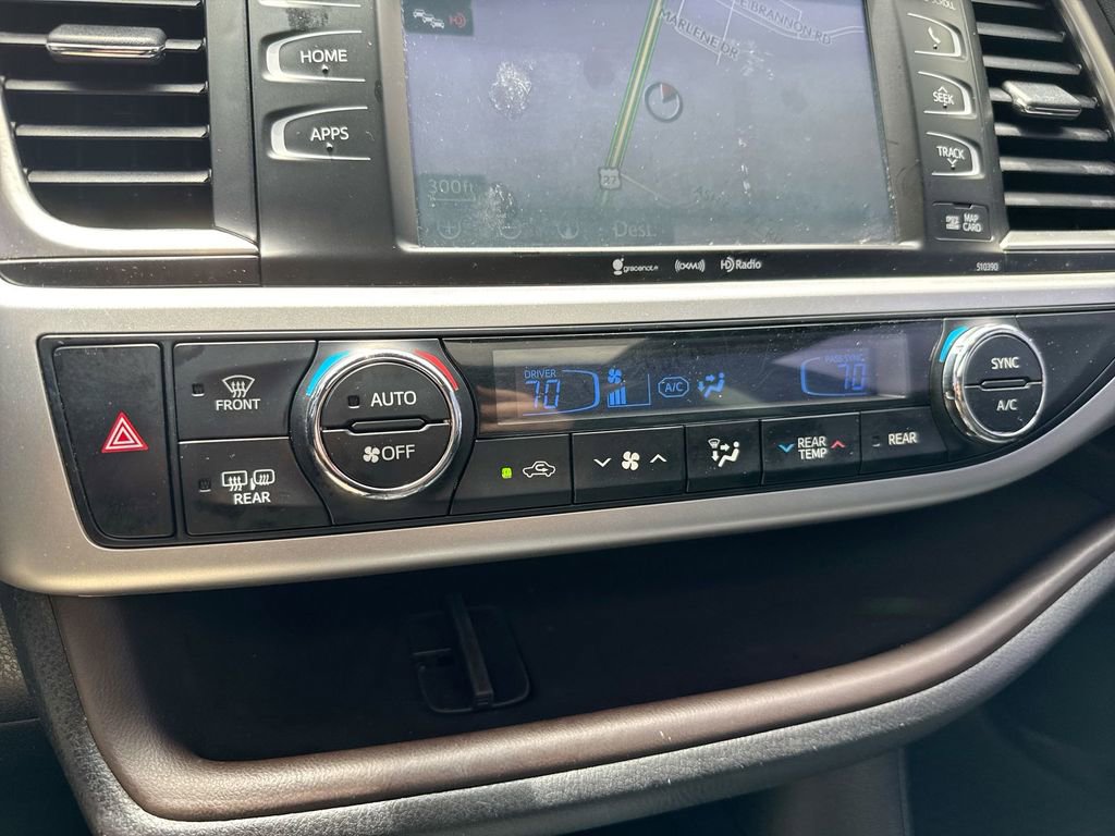 Used 2019 Toyota Highlander XLE AWD/4WD image 17