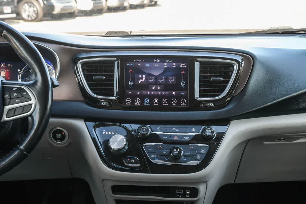 Used 2018 Chrysler Pacifica Touring-L Plus FWD image 13