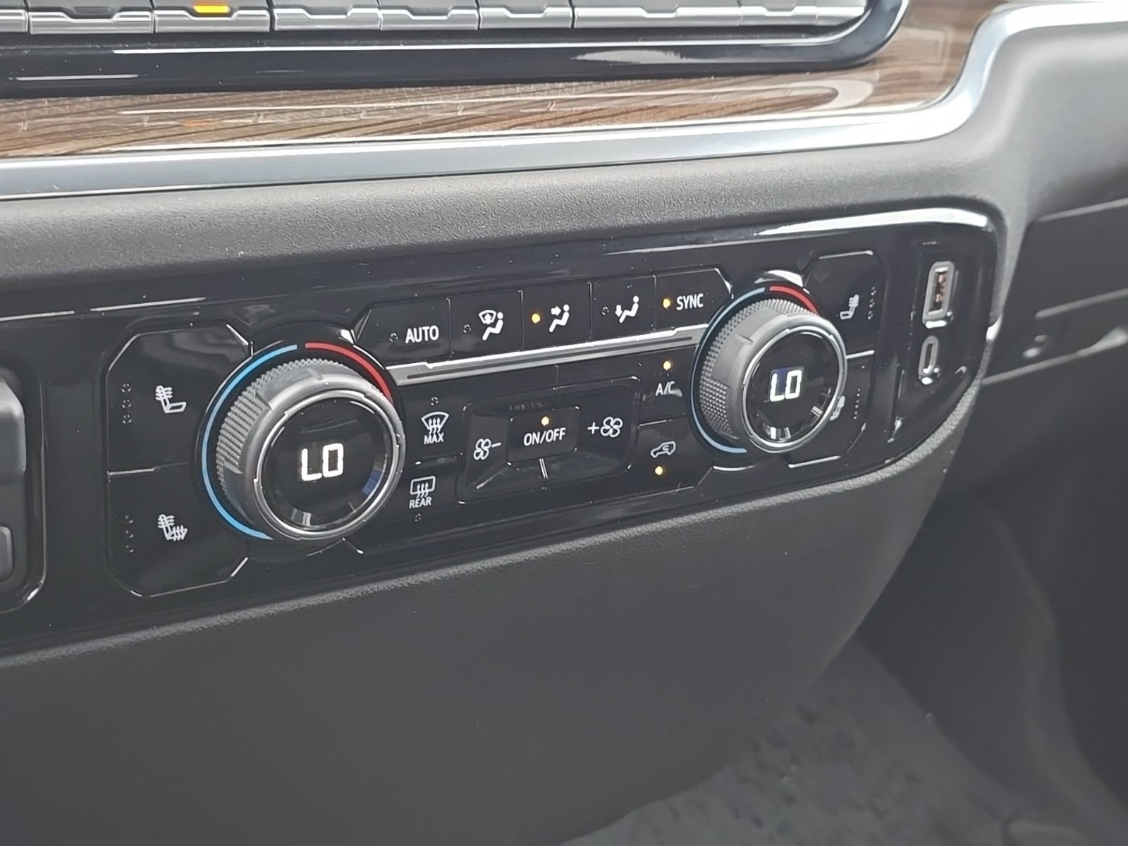 Used 2022 Chevrolet Silverado 1500 LT AWD/4WD image 37