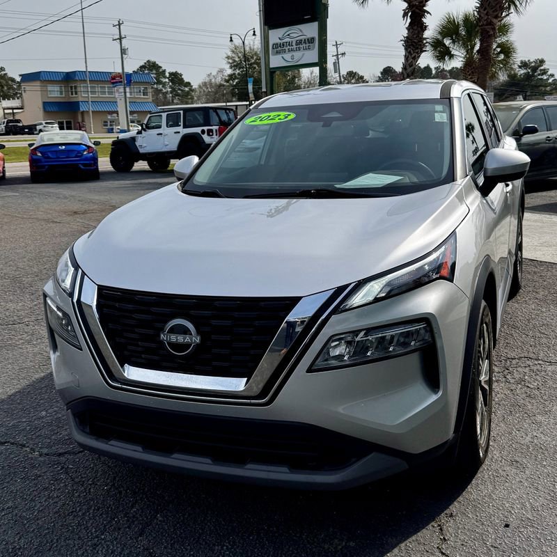 Used 2023 Nissan Rogue SV image 2
