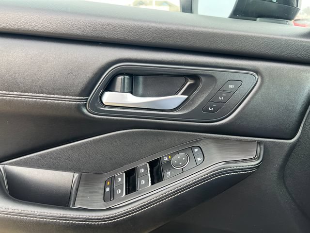 Used 2025 Nissan Rogue SL w/ Tech Package AWD/4WD image 38