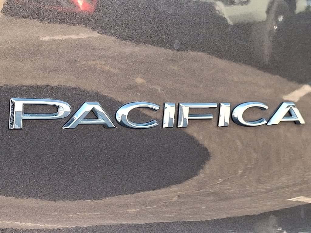 Used 2023 Chrysler Pacifica Touring-L FWD image 33
