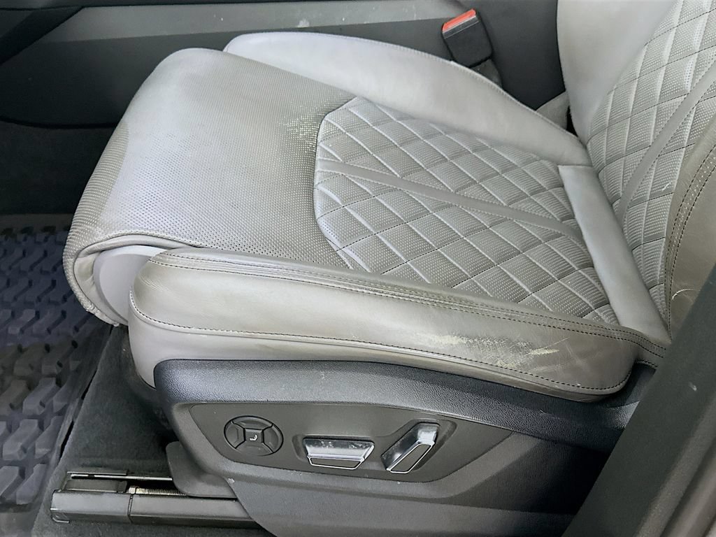 Used 2023 Audi SQ7 Prestige w/ Prestige Package AWD/4WD image 9