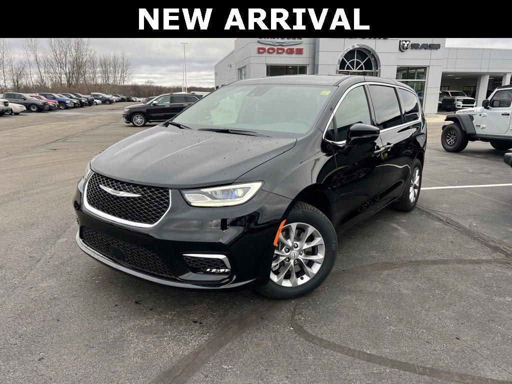 New 2026 Chrysler Pacifica Select