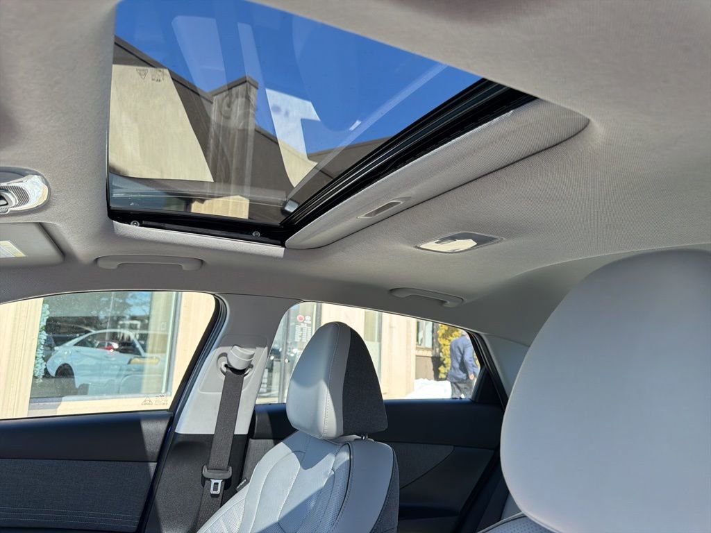 Used 2023 Hyundai Elantra Limited image 12