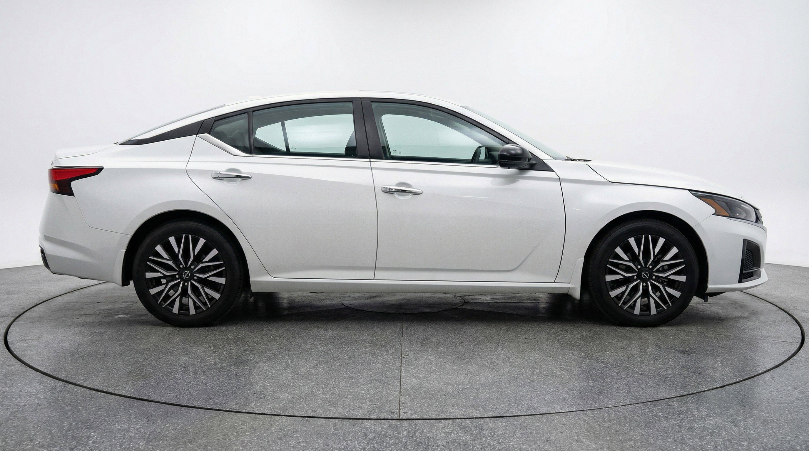 Used 2025 Nissan Altima 2.5 SV image 11