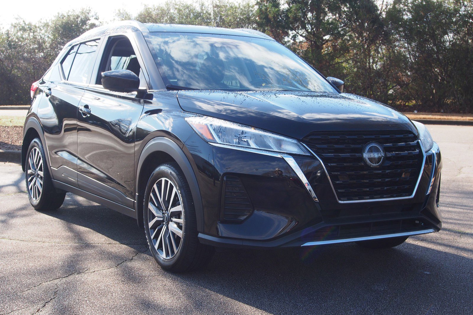 Used 2023 Nissan Kicks SV image 1