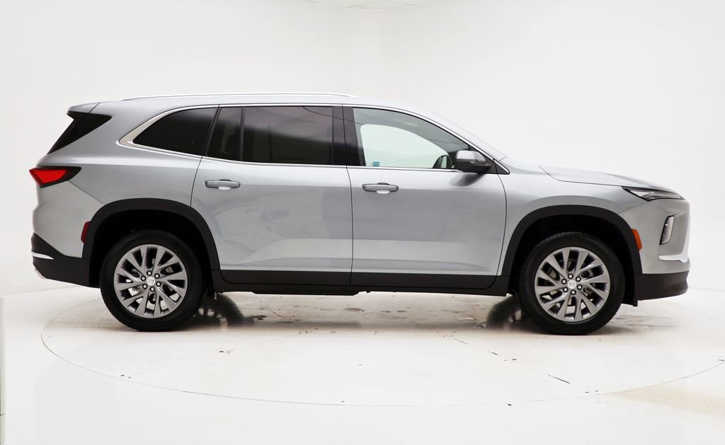 Used 2025 Buick Enclave Preferred image 3